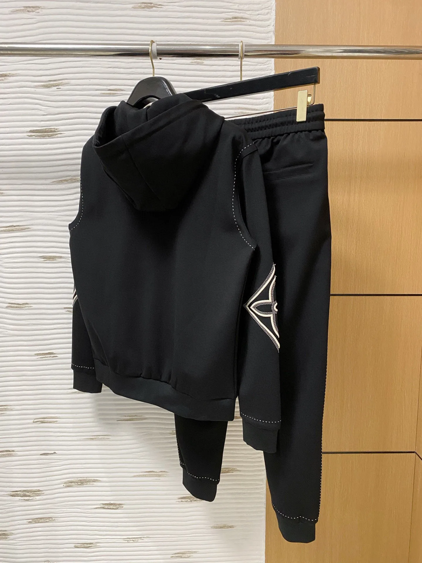 🅿️720 [LV Louis Vuitton] hot-selling suit is coming. Focus on the original version of the official website. 2025 new hot-selling cardigan and sweatshirt suit. The original order is the best. 🇭🇰The meticulous work of top designers. It has a fitting and perfect upper body effect. All-natural high-quality Tencel Roman cotton 100%, close-fitting comfort, noble and elegant! Original hardware embodies elegance and nobility! Counter size: M-3XL (maximum wear up to 190 pounds)